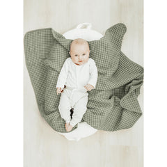 Konssy Amy Green waffle blanket in crib for cozy naps.