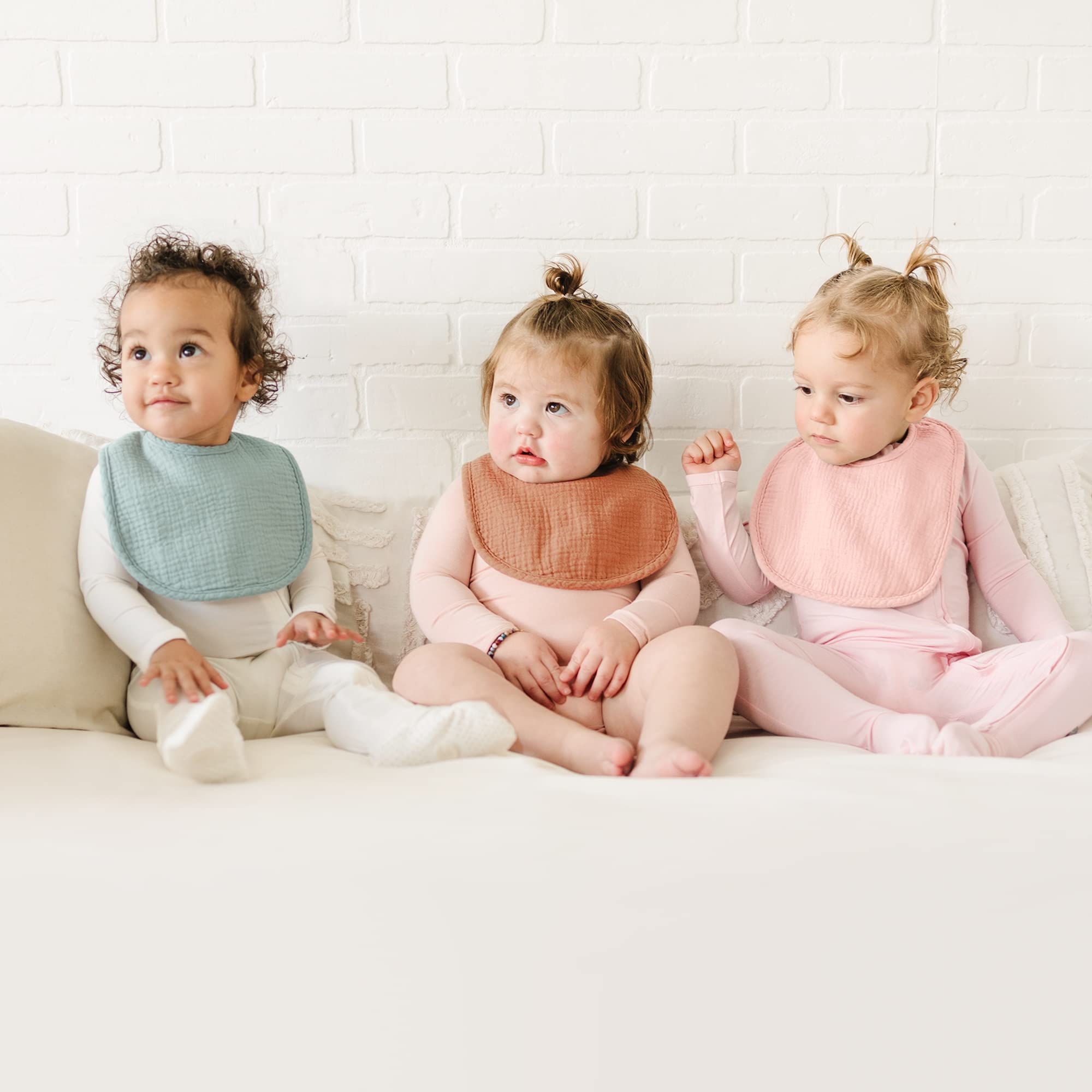 Close-up of Konssy adjustable snaps for growing baby comfort.