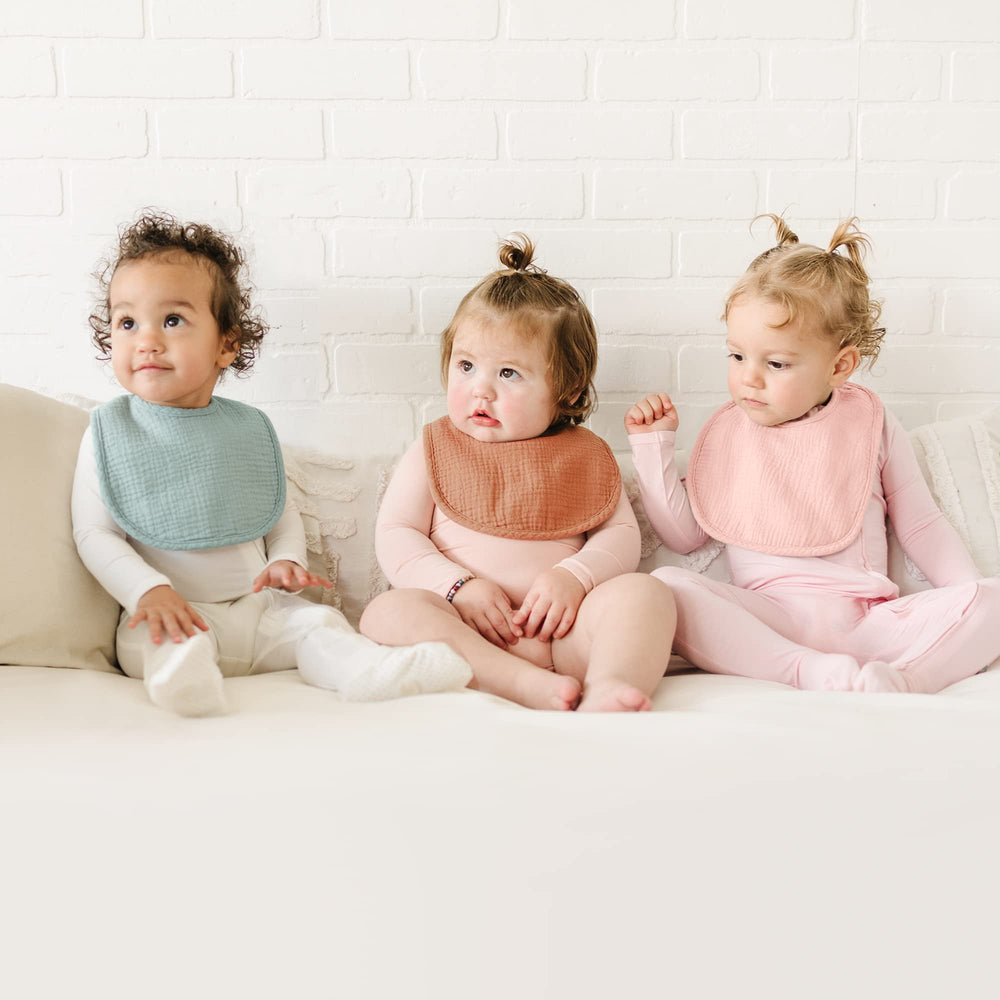 Close-up of Konssy adjustable snaps for growing baby comfort.