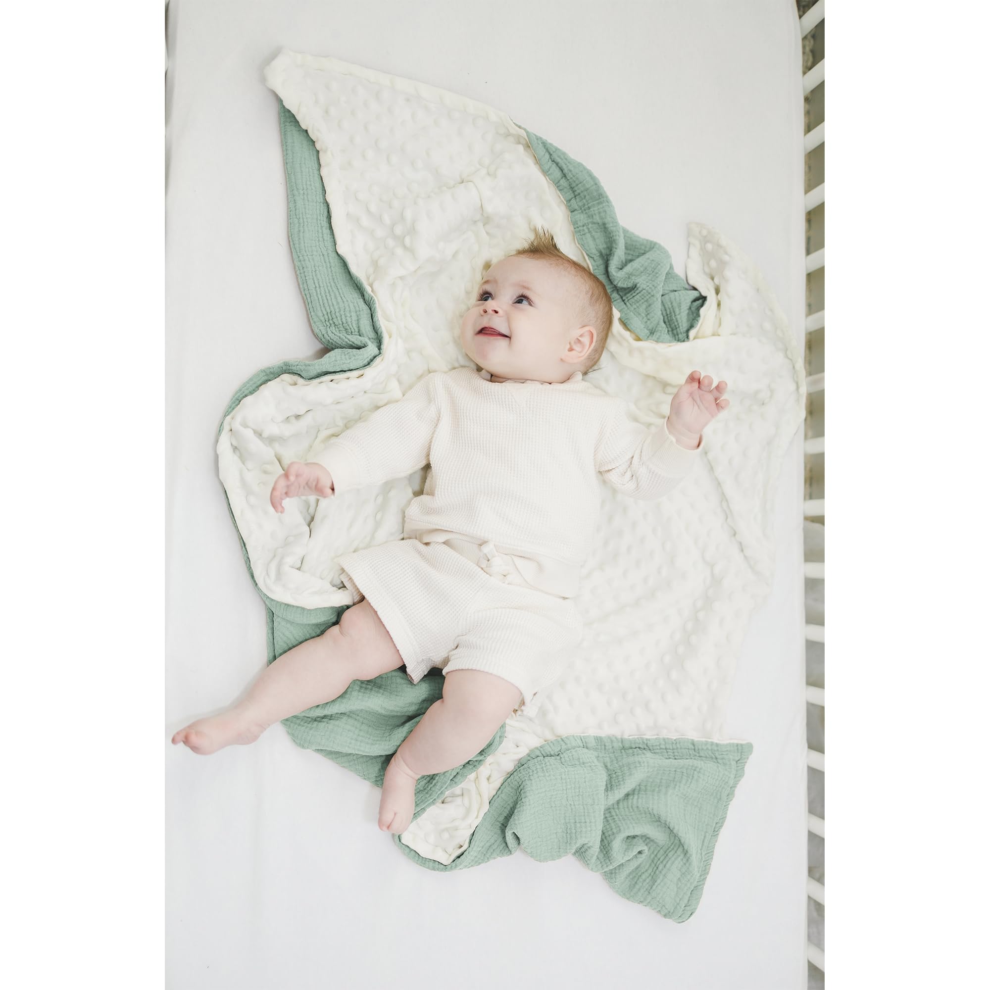 Konssy blanket back dotted fleece offers extra softness and warmth.