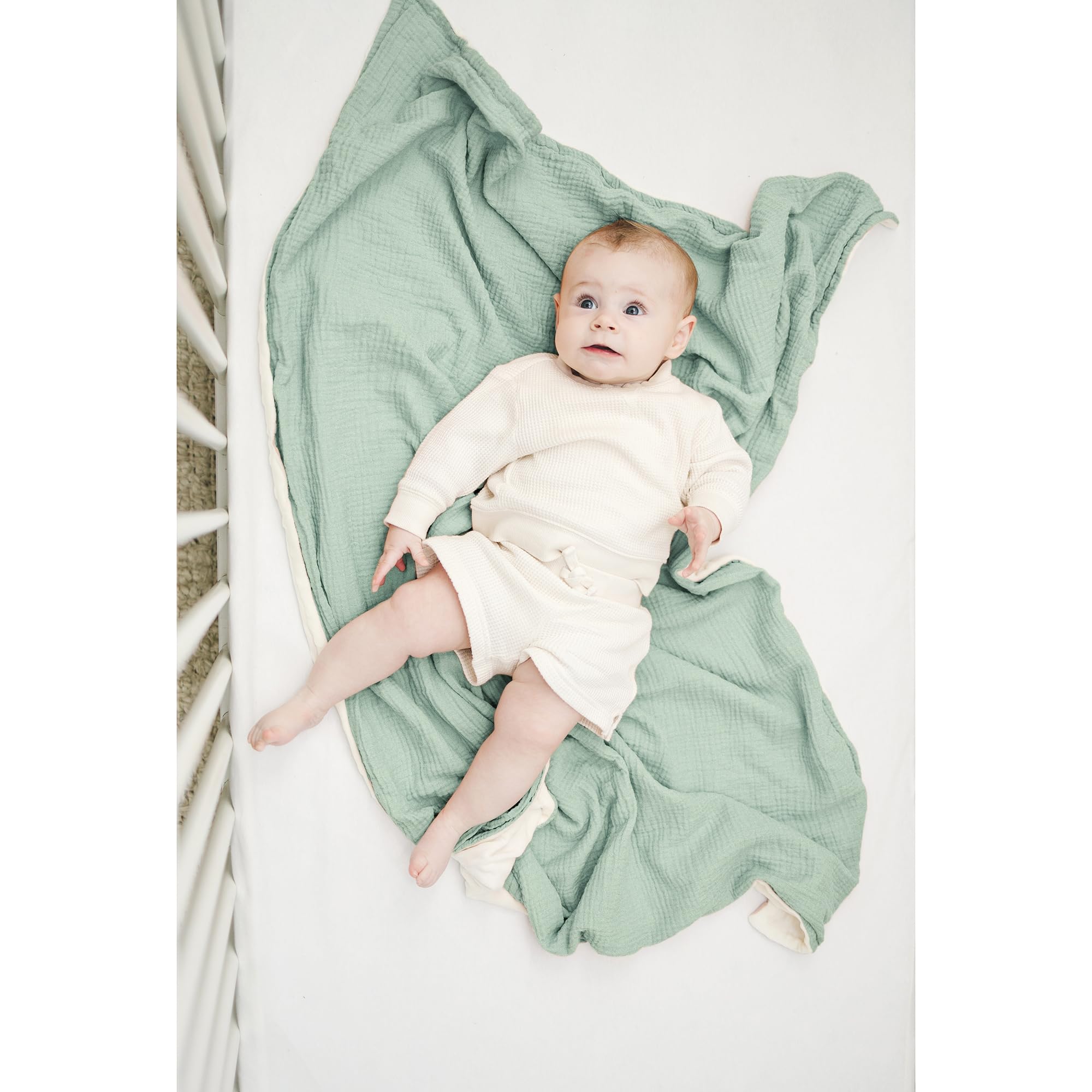 Konssy unisex design blanket featuring calming colors for newborn comfort.