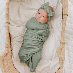 Konssy baby bow accessory close-up shows stretchy fit for various heads.