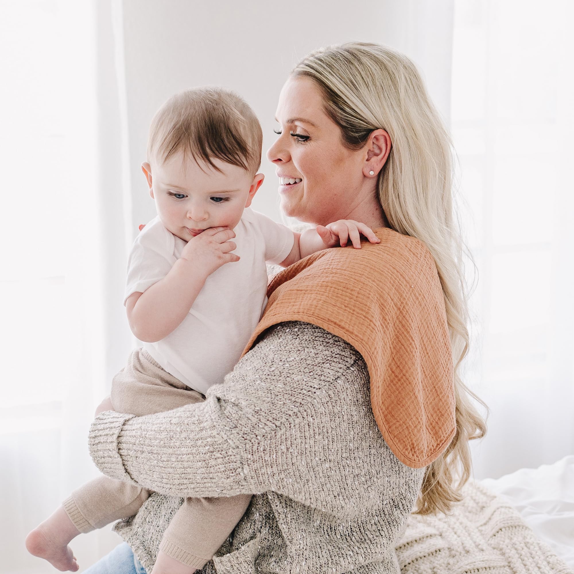 Konssy burp cloths feature unisex colors that pair with any outfit