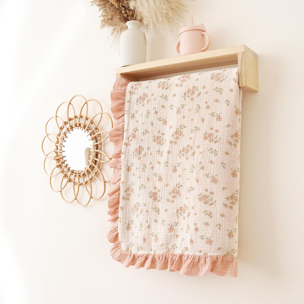 Konssy Blossom blanket close-up, breathable muslin weave for year-round comfort.