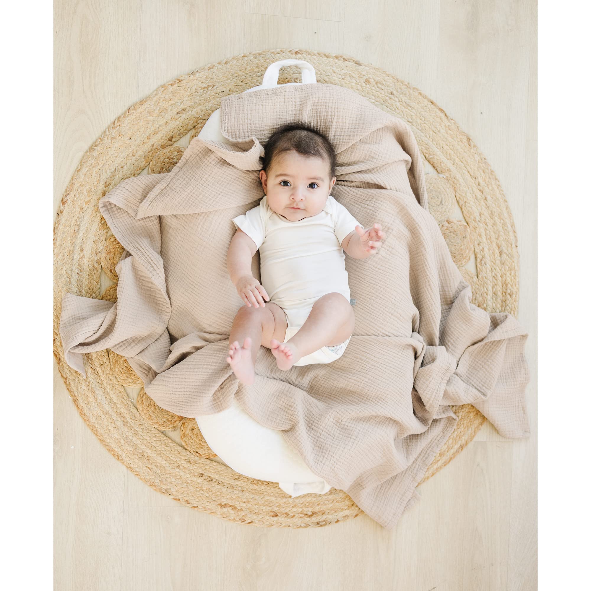 Konssy gift-ready swaddle set—perfect baby shower or welcome gift.