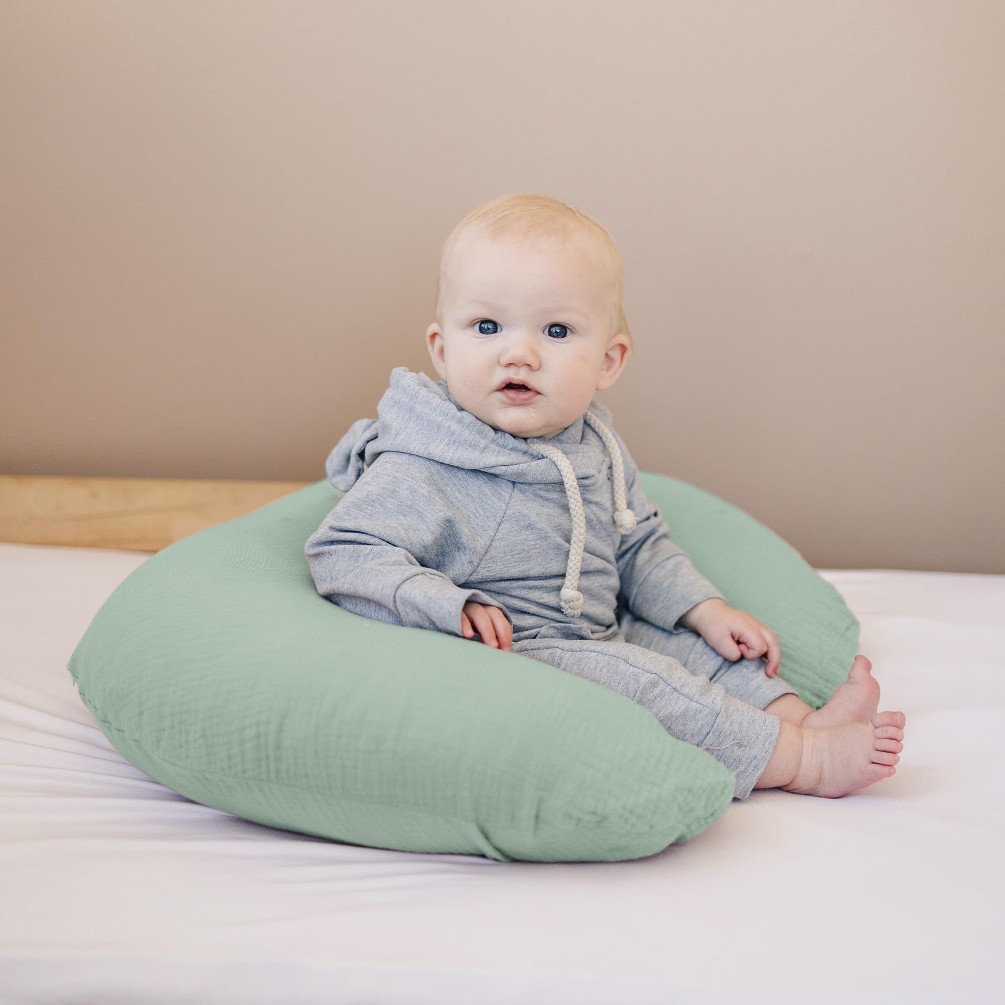 Konssy green leafy design—great gift for new parents.