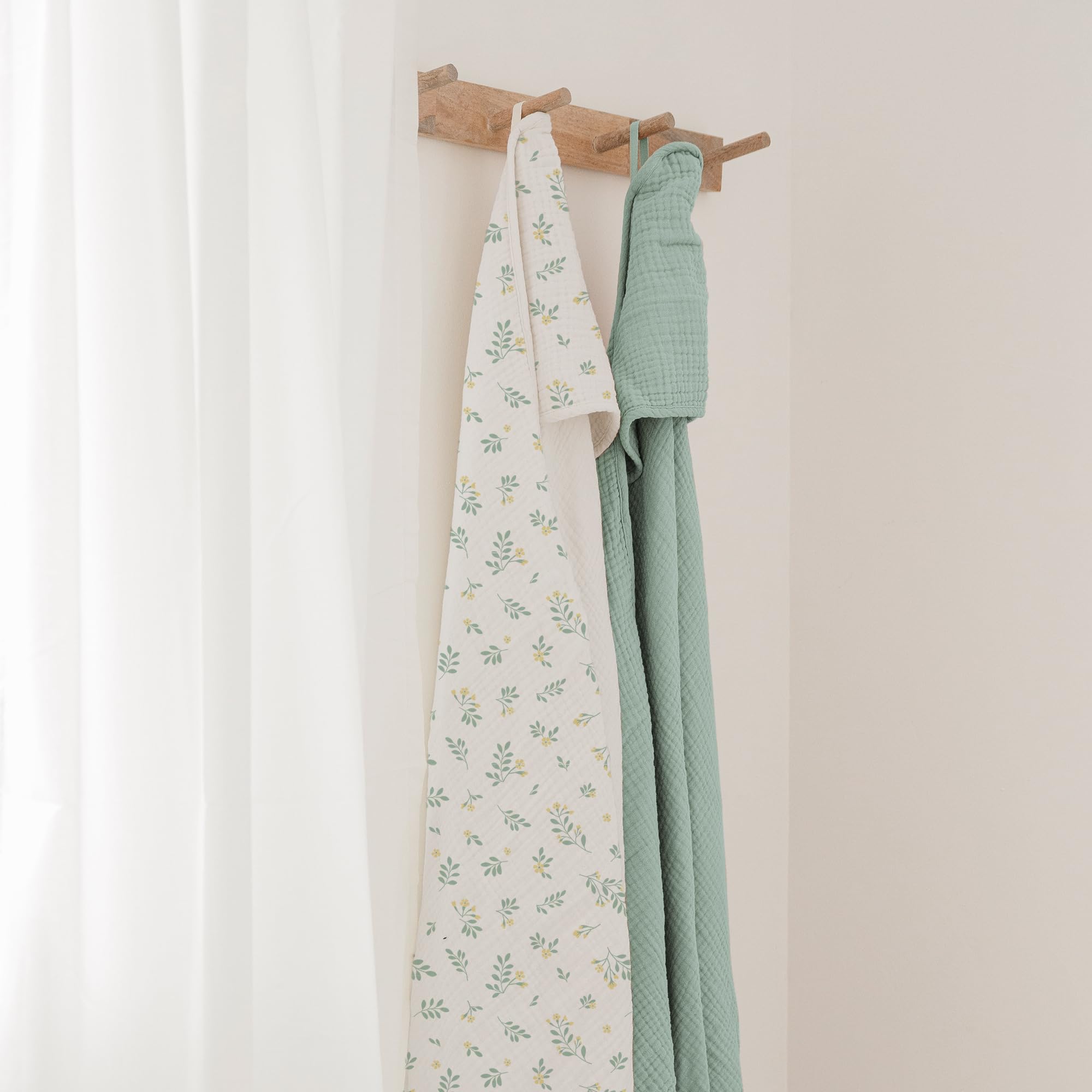 Konssy green leafy design makes bath time fun and comforting