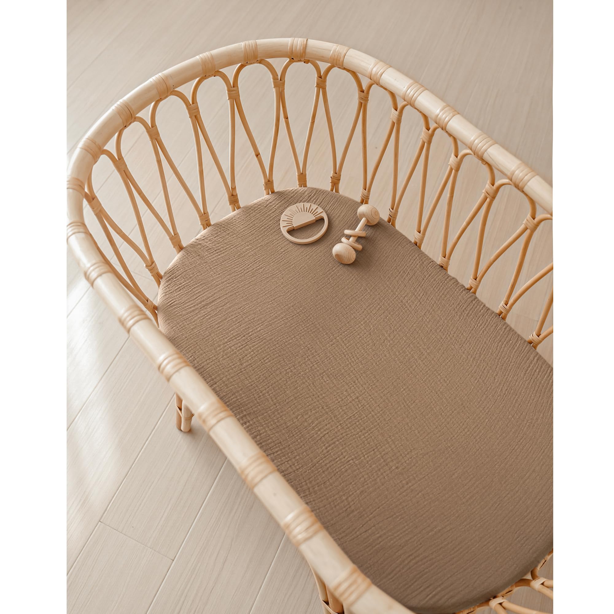 Konssy machine-washable bassinet sheet for easy cleanup.