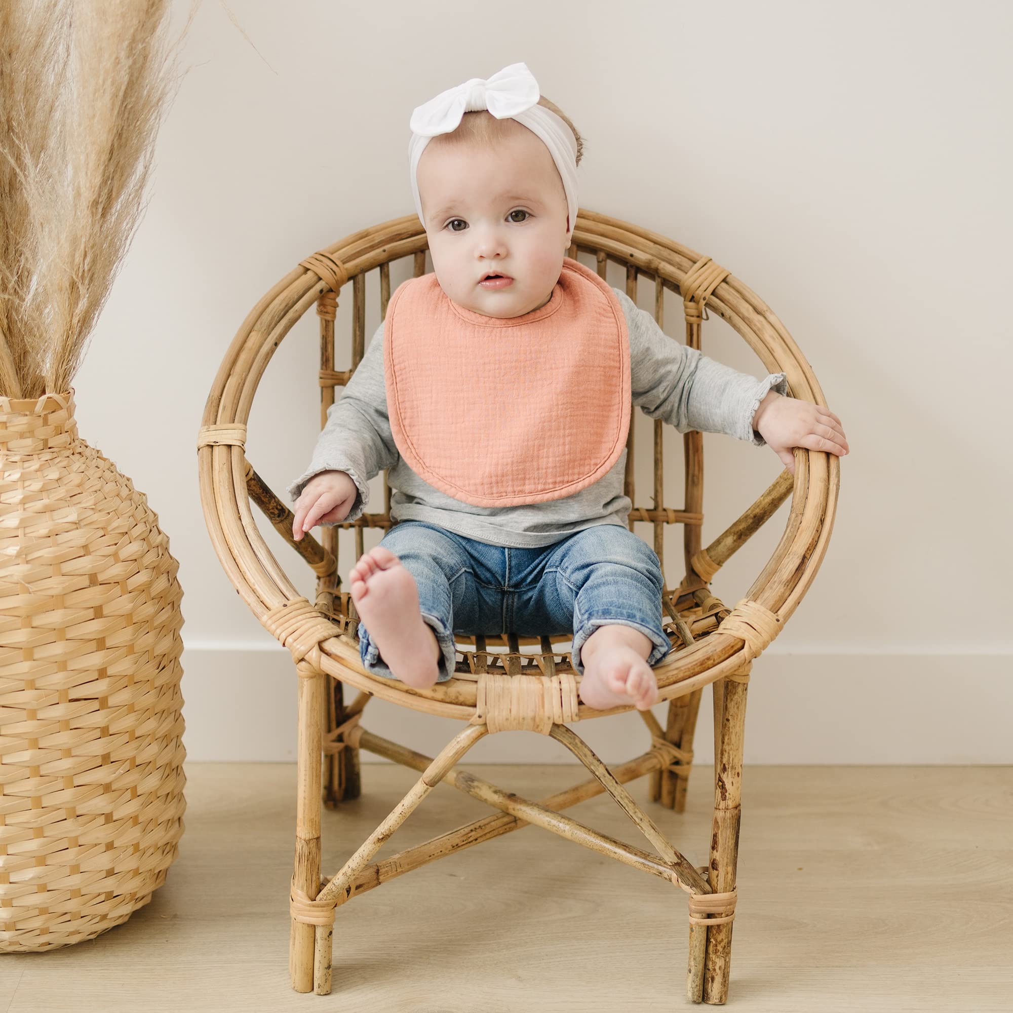 Konssy muslin baby bibs fleece-back ensures gentle neck comfort.