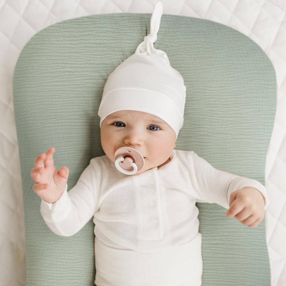 Konssy muslin cover with envelope closure, easy slip-on for quick changes.