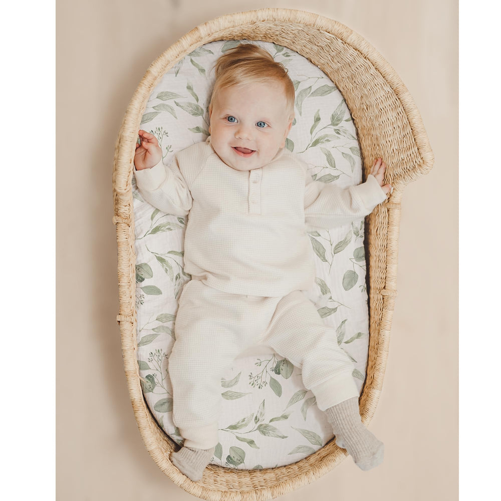 Soft cotton muslin with 360° elastic for secure fit on oval and hourglass cradles