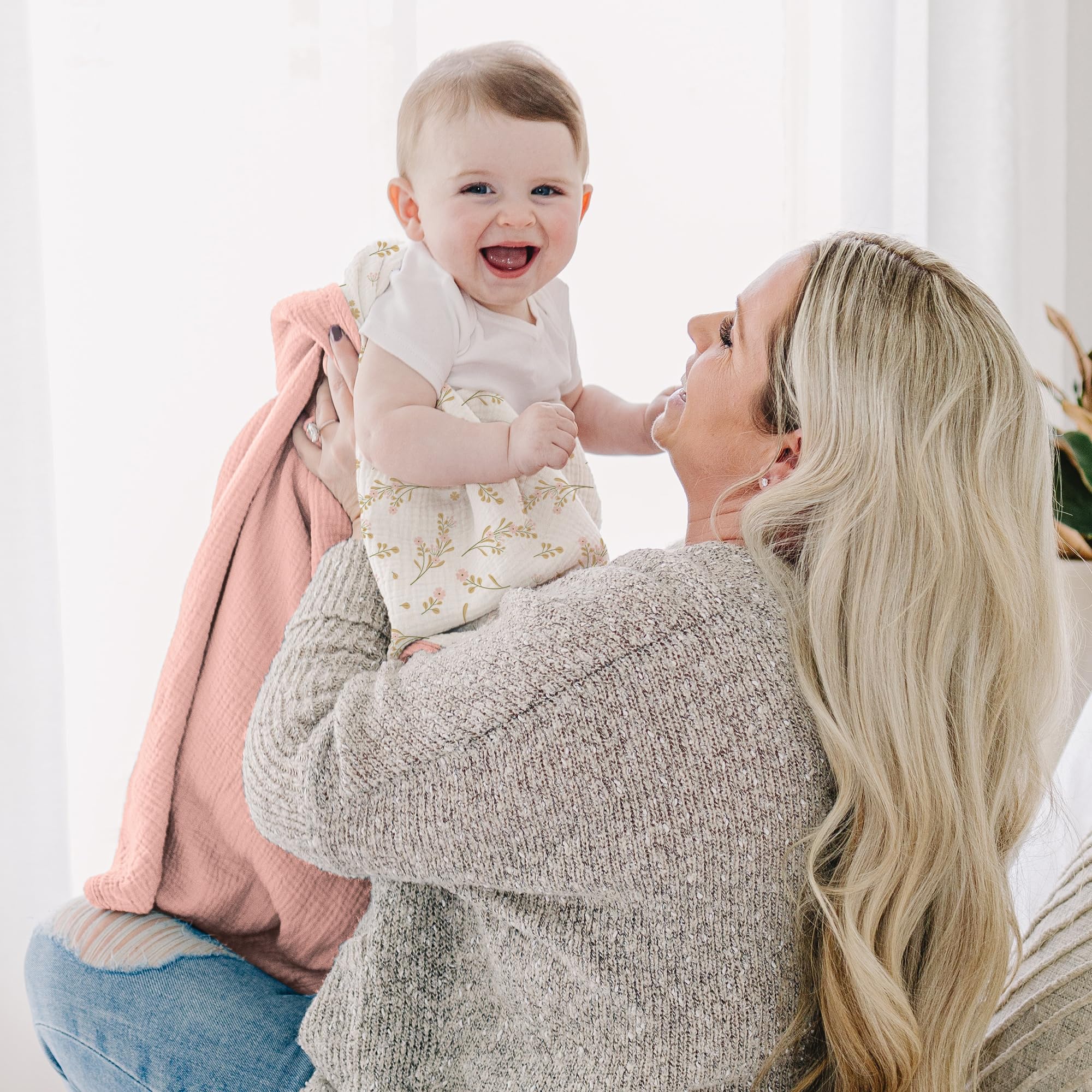Konssy muslin blanket in use with toddler illustrating versatile comfort