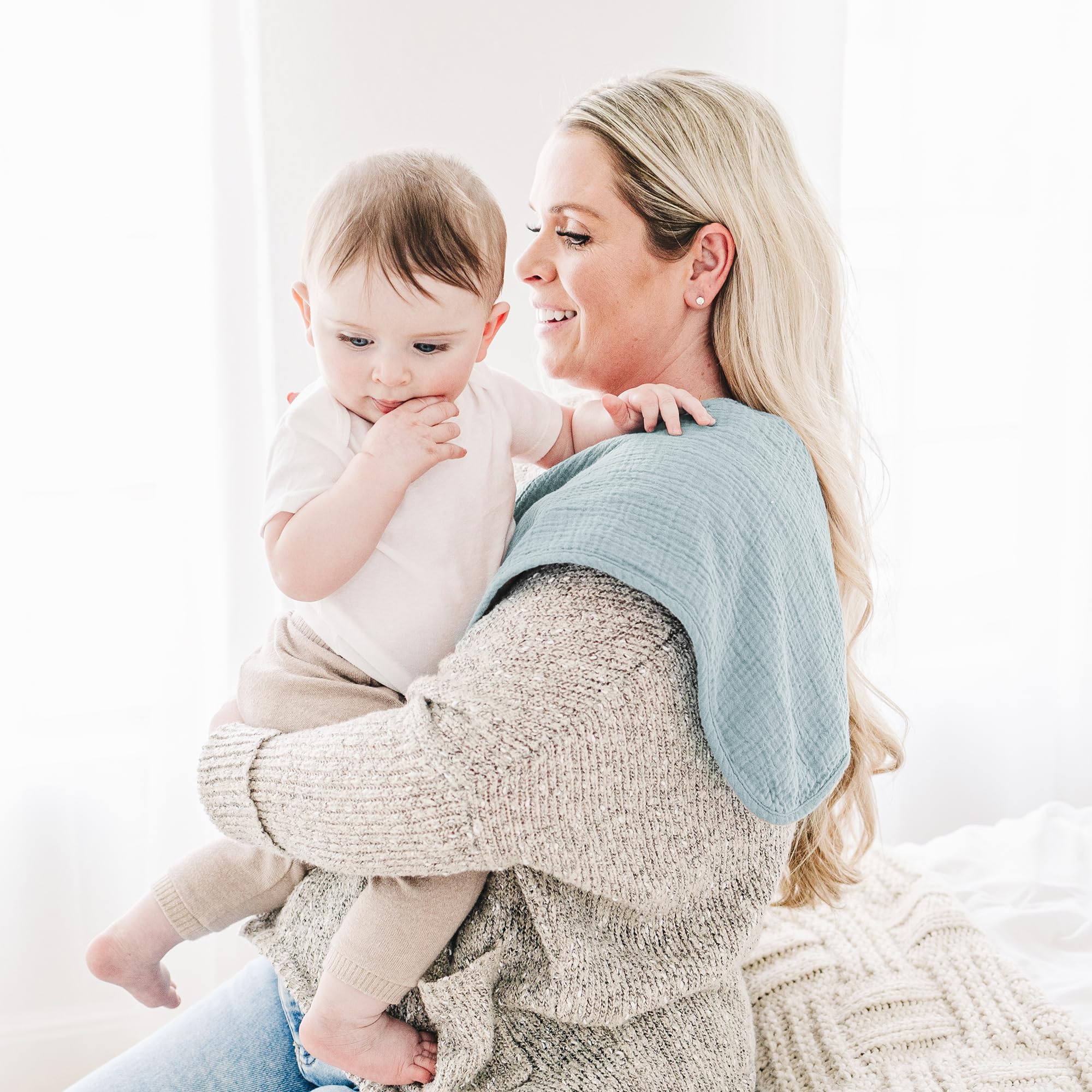 Close-up of Konssy muslin fabric, ultra-soft cotton gentle on baby's skin.