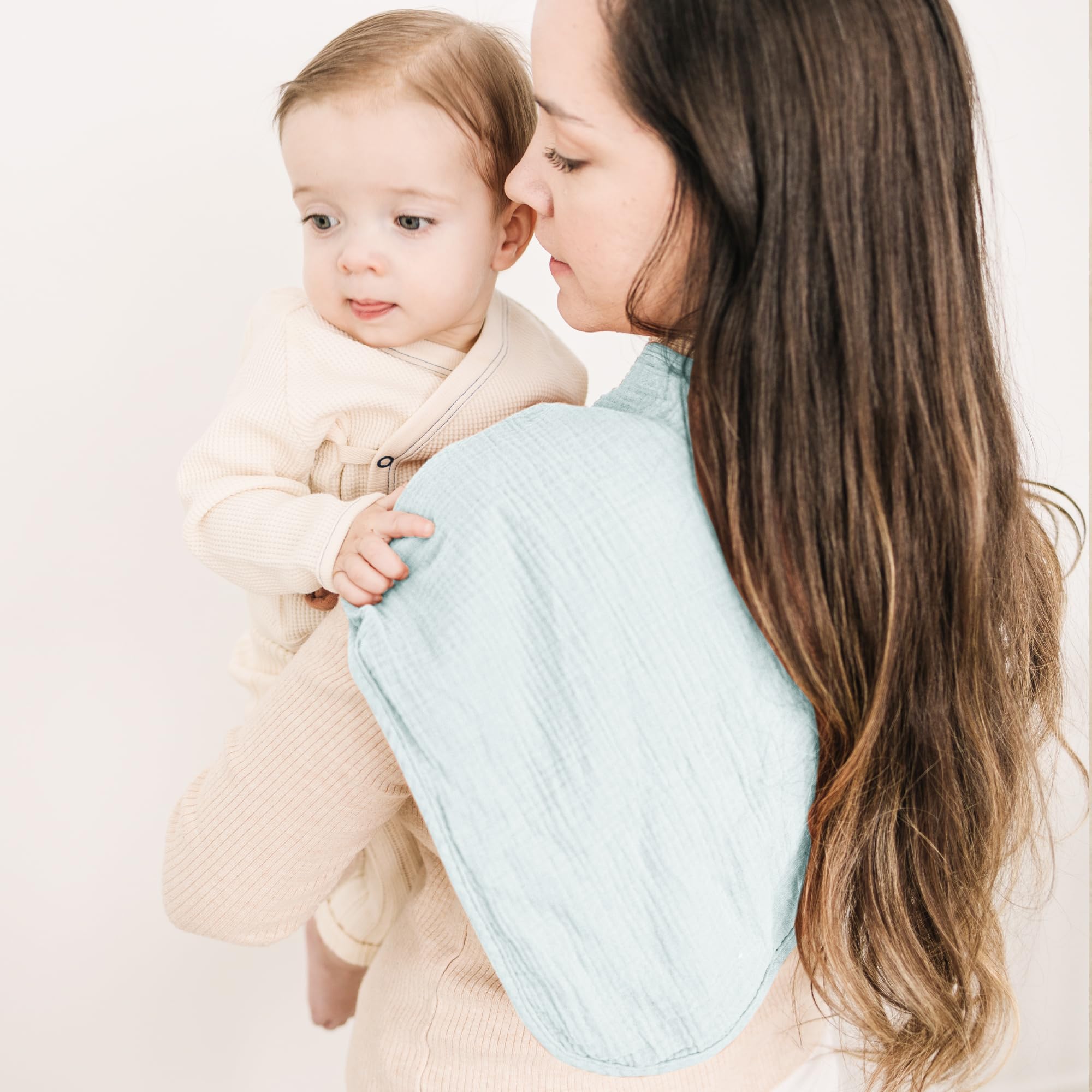 Soft-touch Konssy muslin close-up, gentle feel for babies.