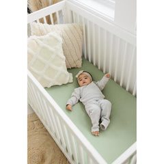 Konssy 360-degree elastic crib sheet ensures secure mattress grip.