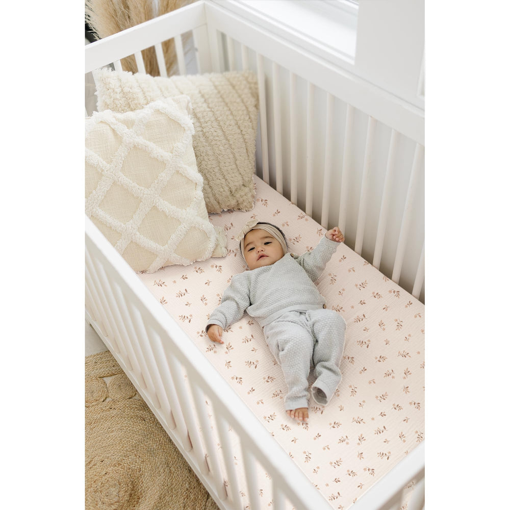 Konssy muslin crib sheets showing snug fit for staying in place during sleep
