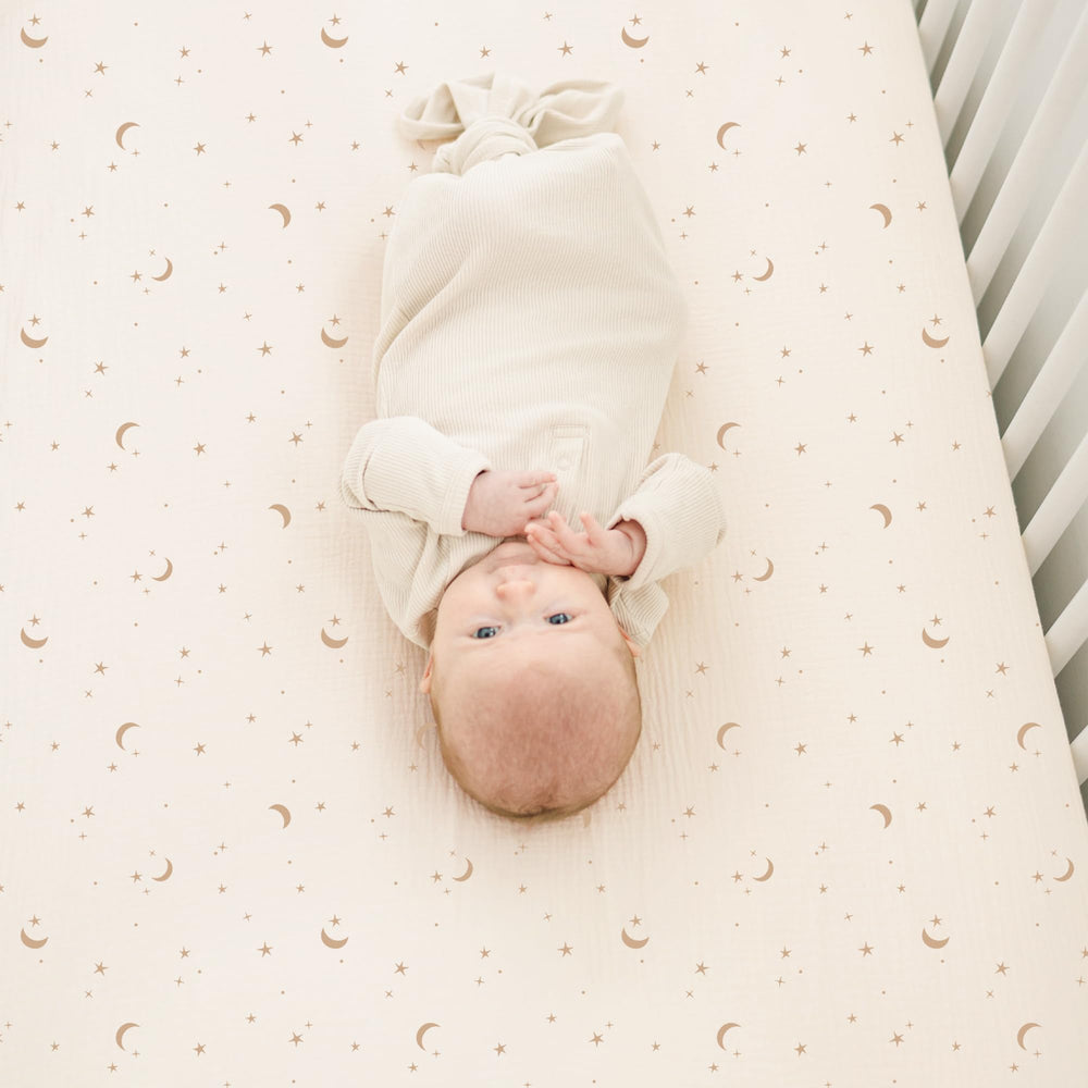 Konssy muslin crib sheets Two-Pack – easy changes with secure fitted corners.