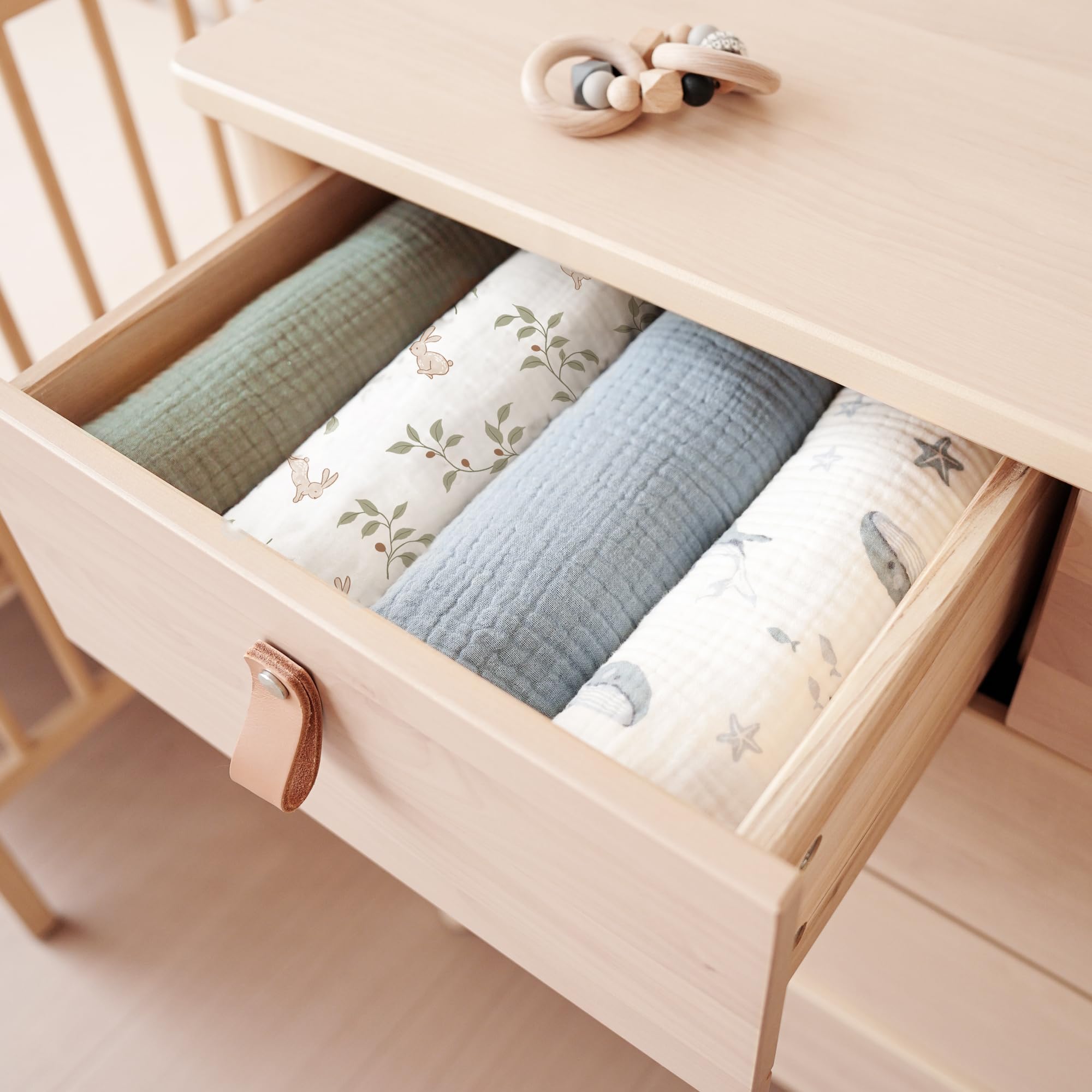 Konssy soft cotton fibers absorb water quickly, reducing drying time after bath.