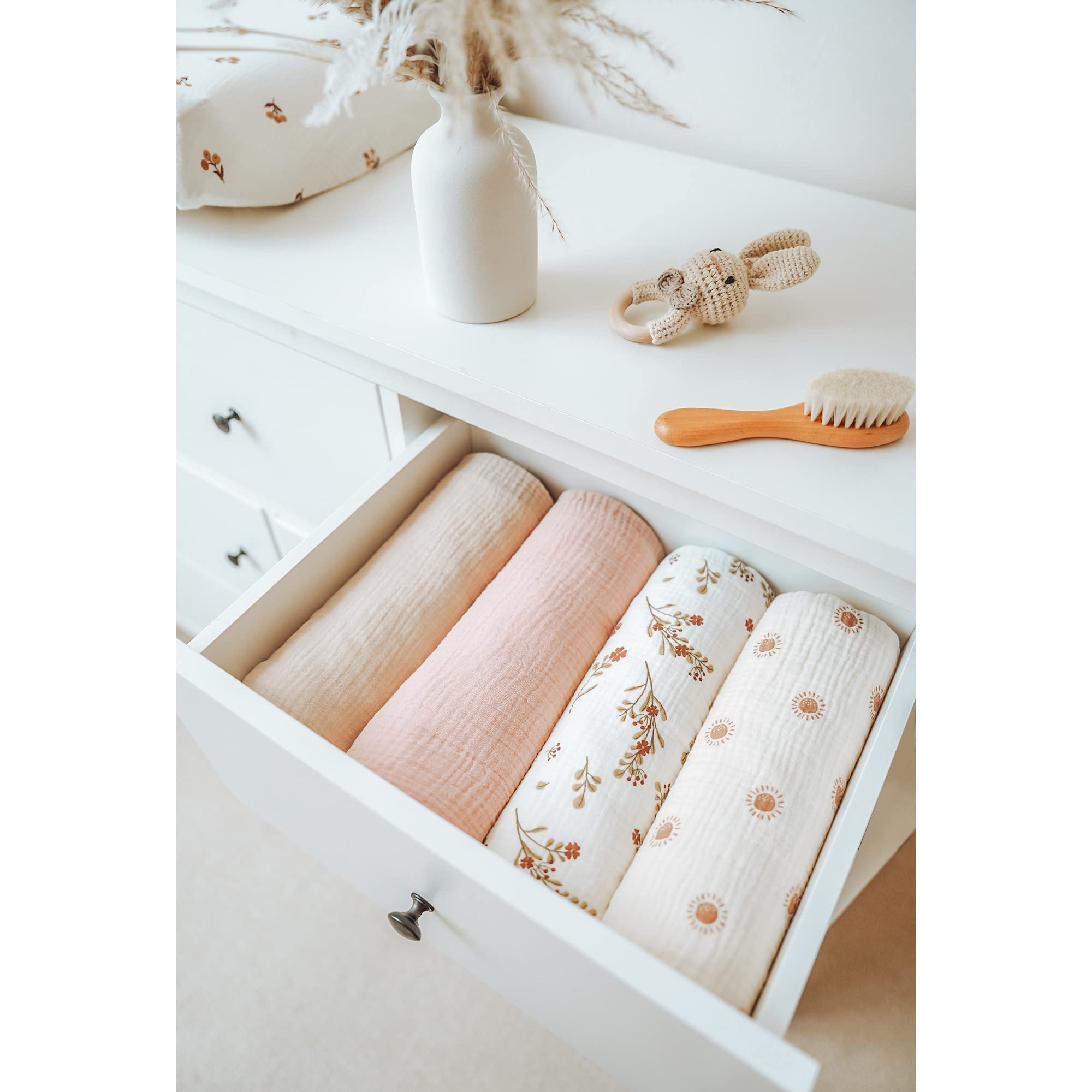 Konssy baby blanket in unisex colors for everyday outings.