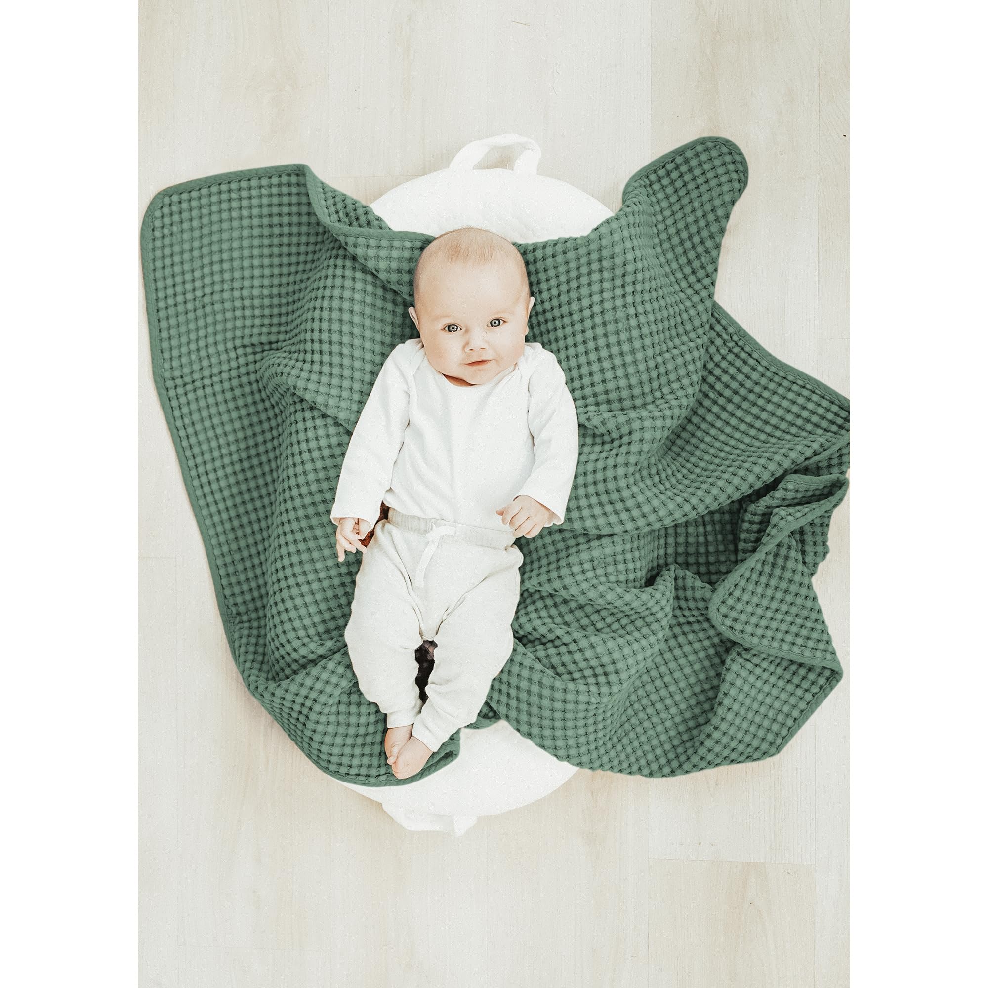 Konssy waffle baby blanket close-up texture, warm and breathable for gentle skin.