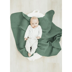 Konssy waffle baby blanket close-up texture, warm and breathable for gentle skin.