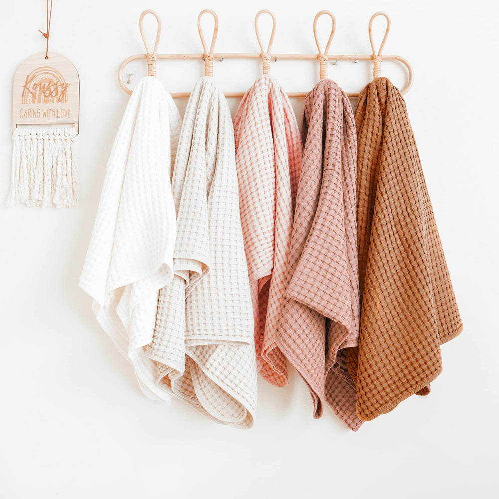Konssy waffle blanket in blush pink is a versatile photography prop for newborn and family portraits.