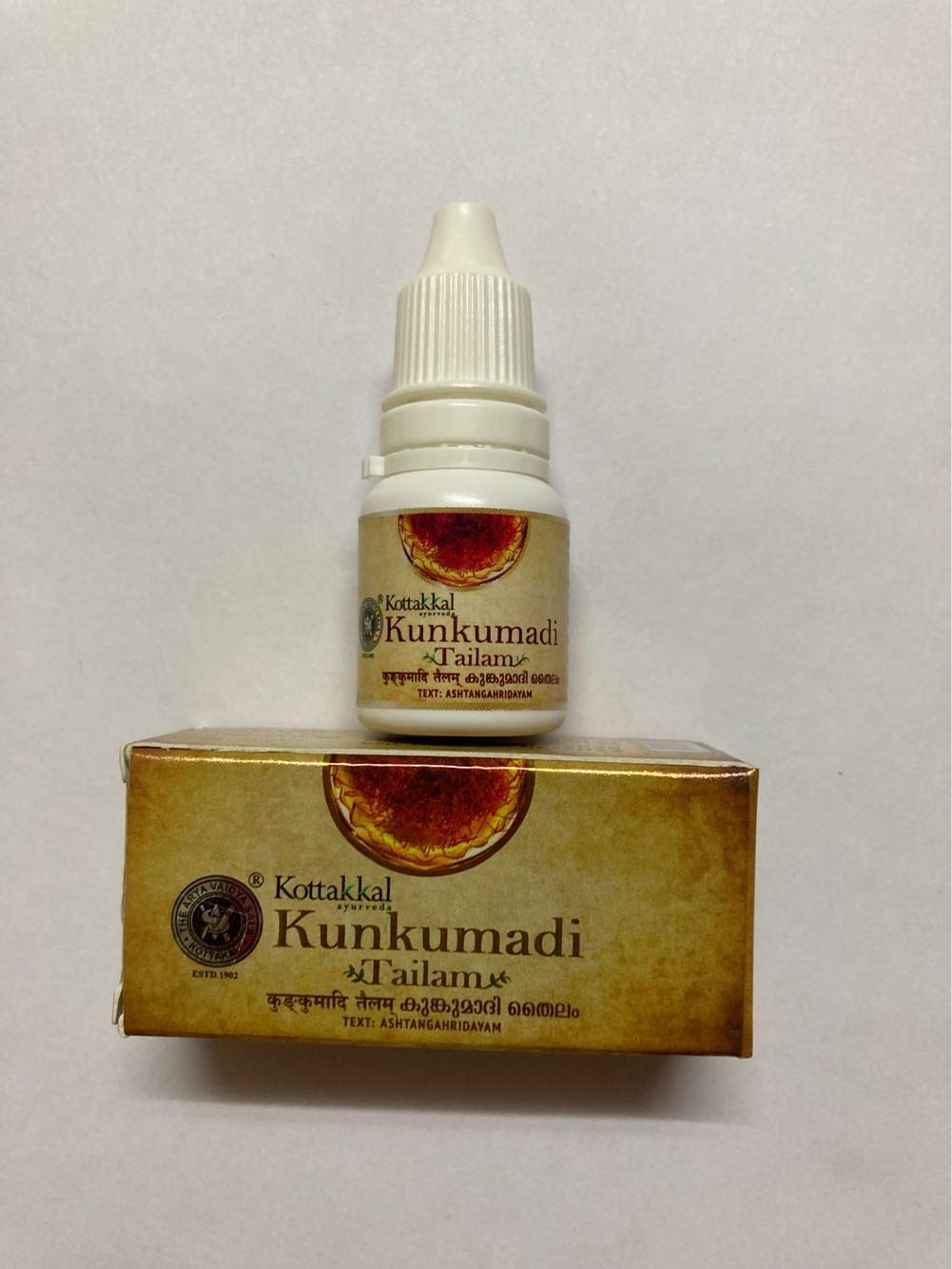 Kottakkal Kunkumadi Tailam 10ml bottle close-up for blemish-prone skin care.