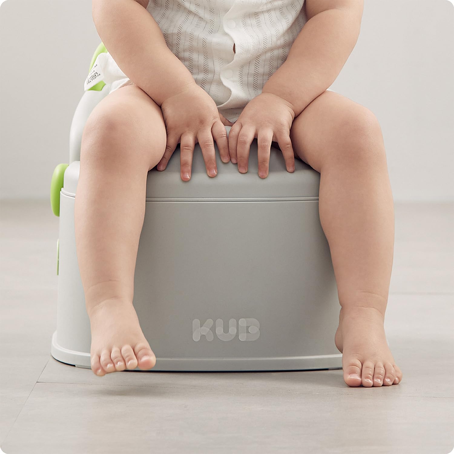 KUB 3-in-1 potty trainer double buckle assembly enables fast setup.