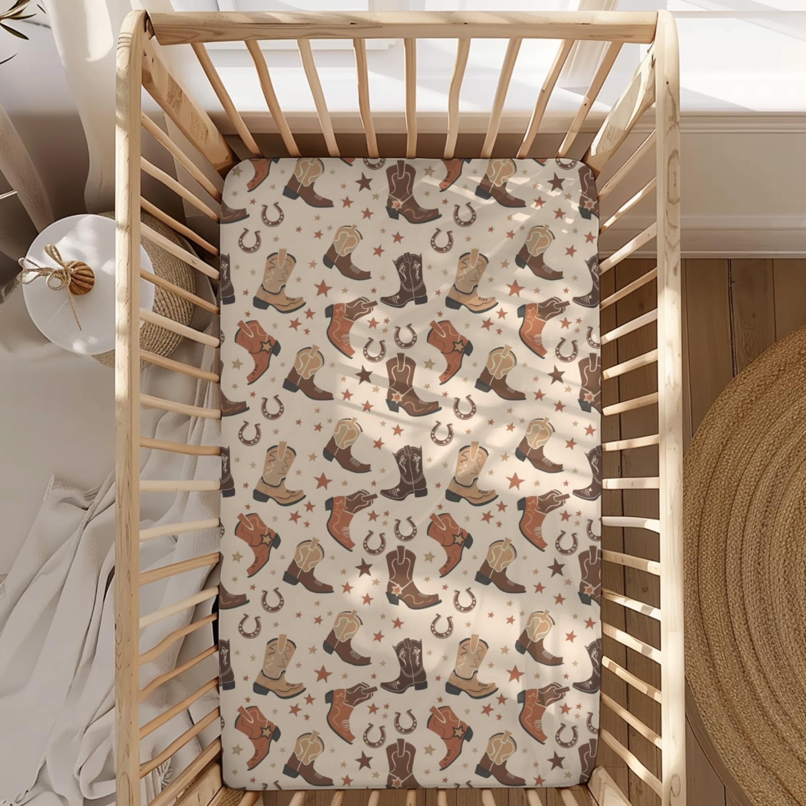 KuphiL10C unisex design complements boys and girls' nurseries with versatile styling