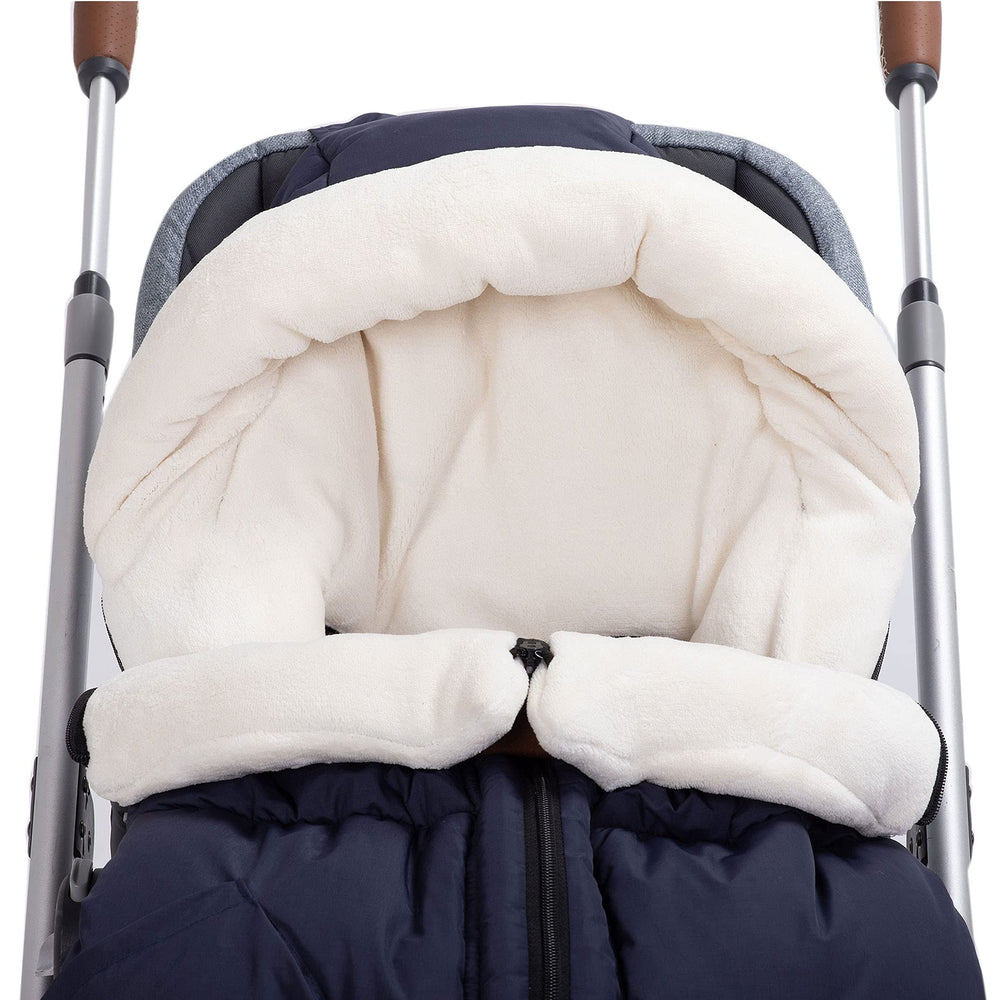 KZ Dotnz footmuff shows two-way zipper for easy baby access.