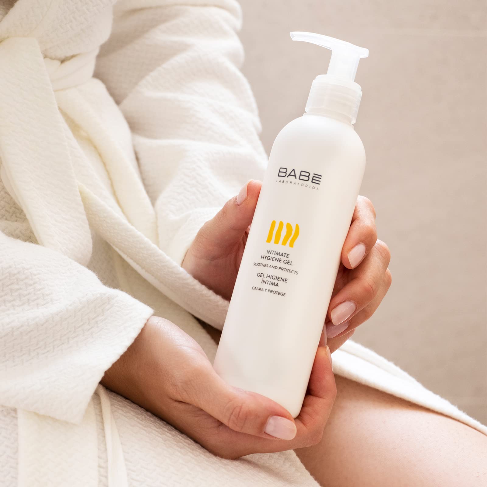 Laboratorios Babe intimate hygiene gel bottle in a routine care setting for freshness and ease.