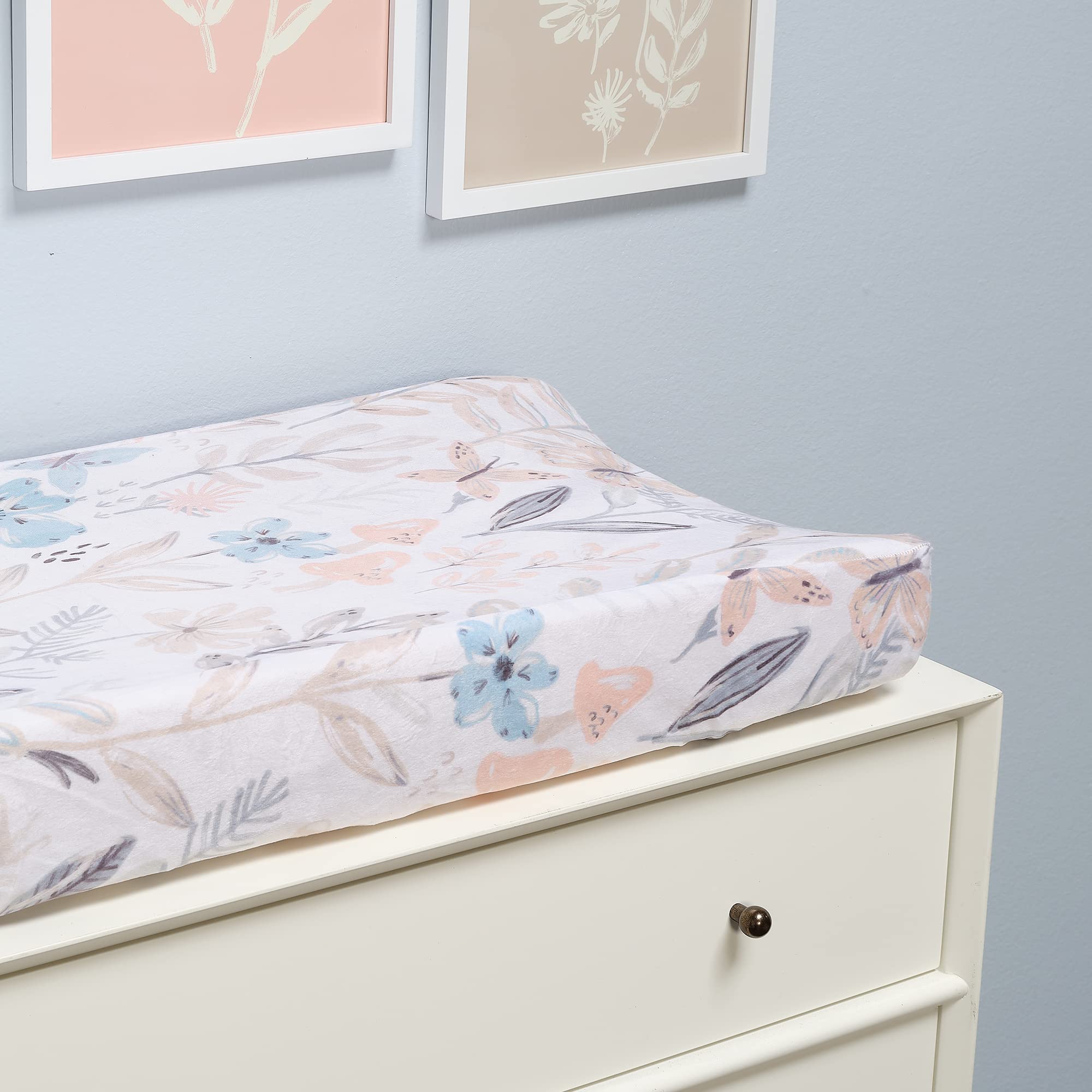 Lambs & Ivy Baby Blooms safety strap holes enable safe diaper changes.