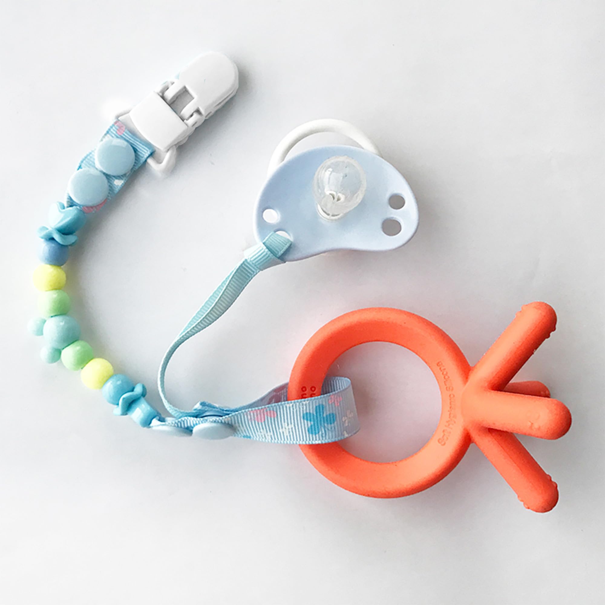 Langmeil baby-toy clip closeup for multipurpose holder for teether and small toys.