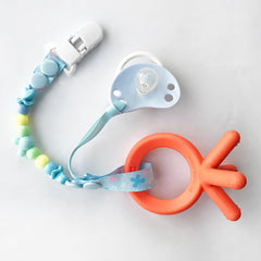 Langmeil baby-toy clip closeup for multipurpose holder for teether and small toys.