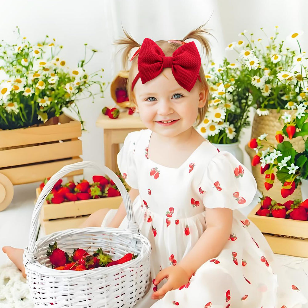 Lanmerry daisy pattern bow enhances cute looks for family photos.