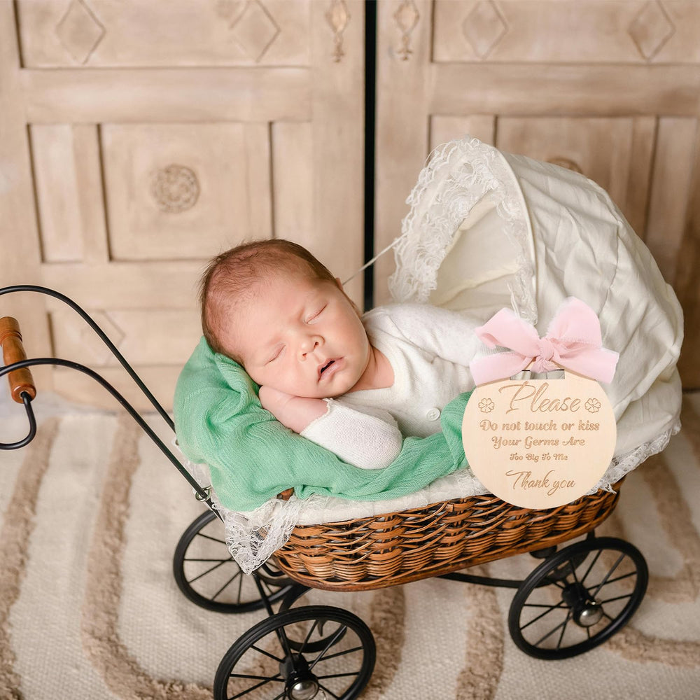 Lasuroa wooden sign with ribbon is compact and easy to store
