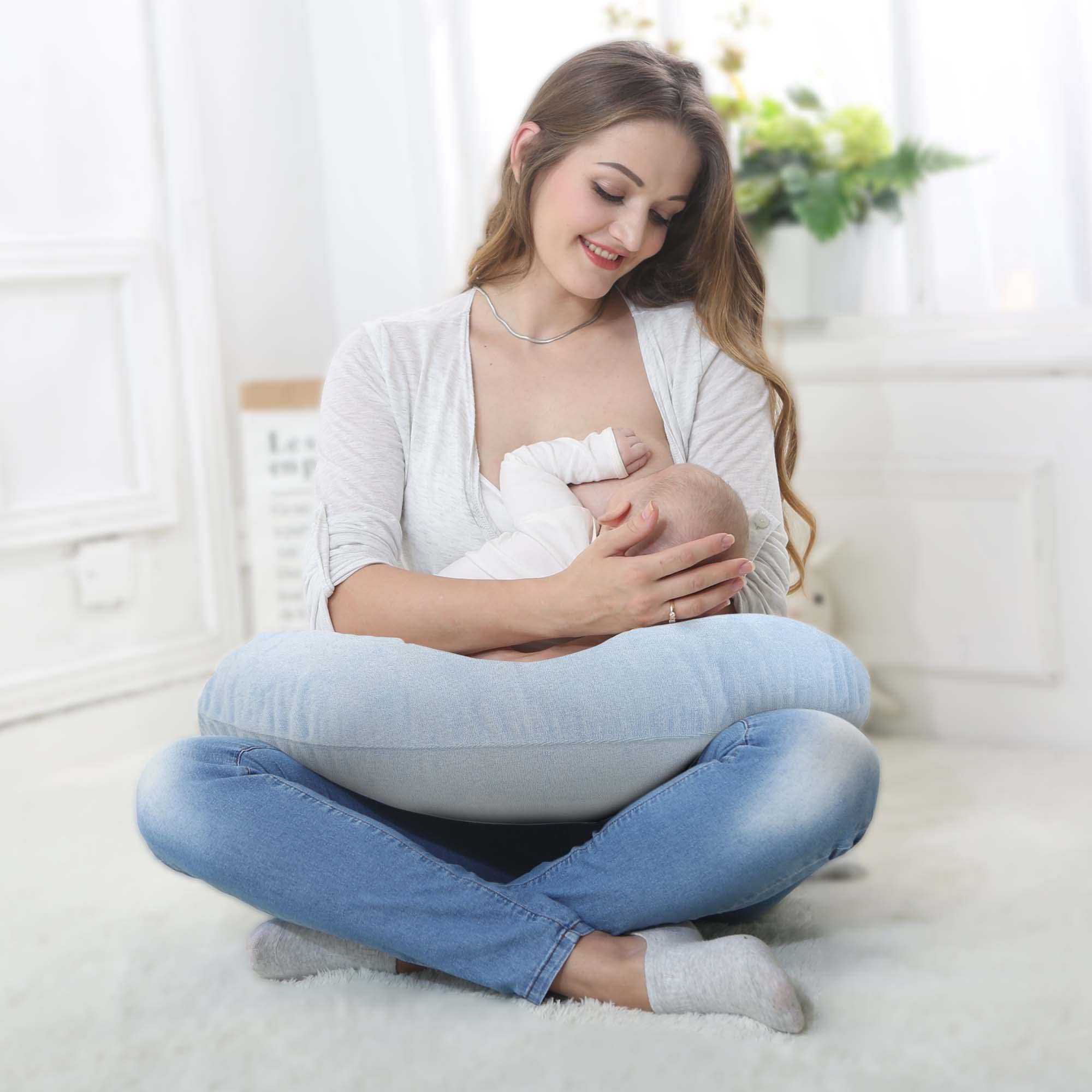 LAT LEE AND TOWN ergonomic design supports mom during feeds.