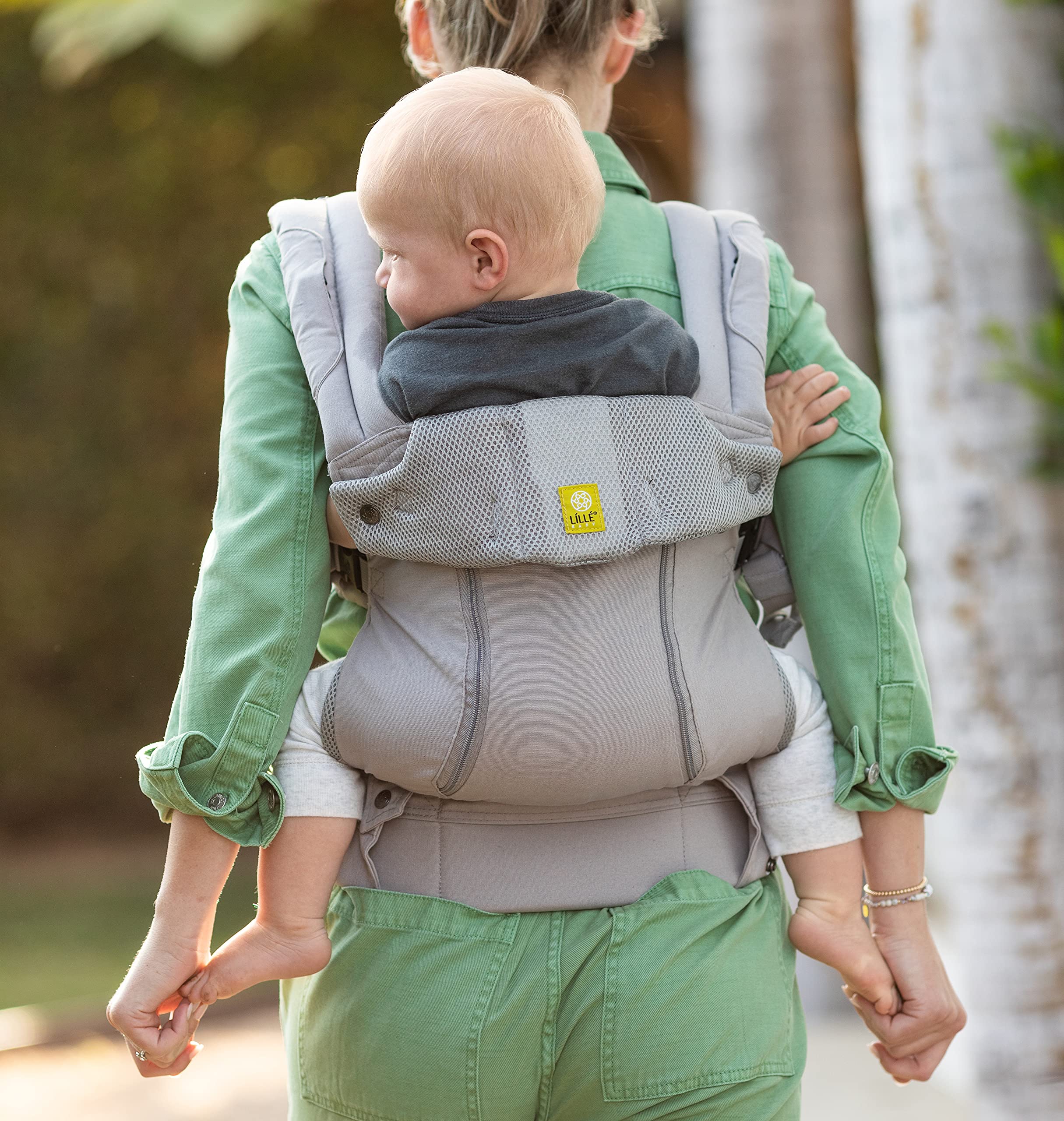 LÍLLÉBABY Complete All Seasons lumbar support helps reduce wearer fatigue.