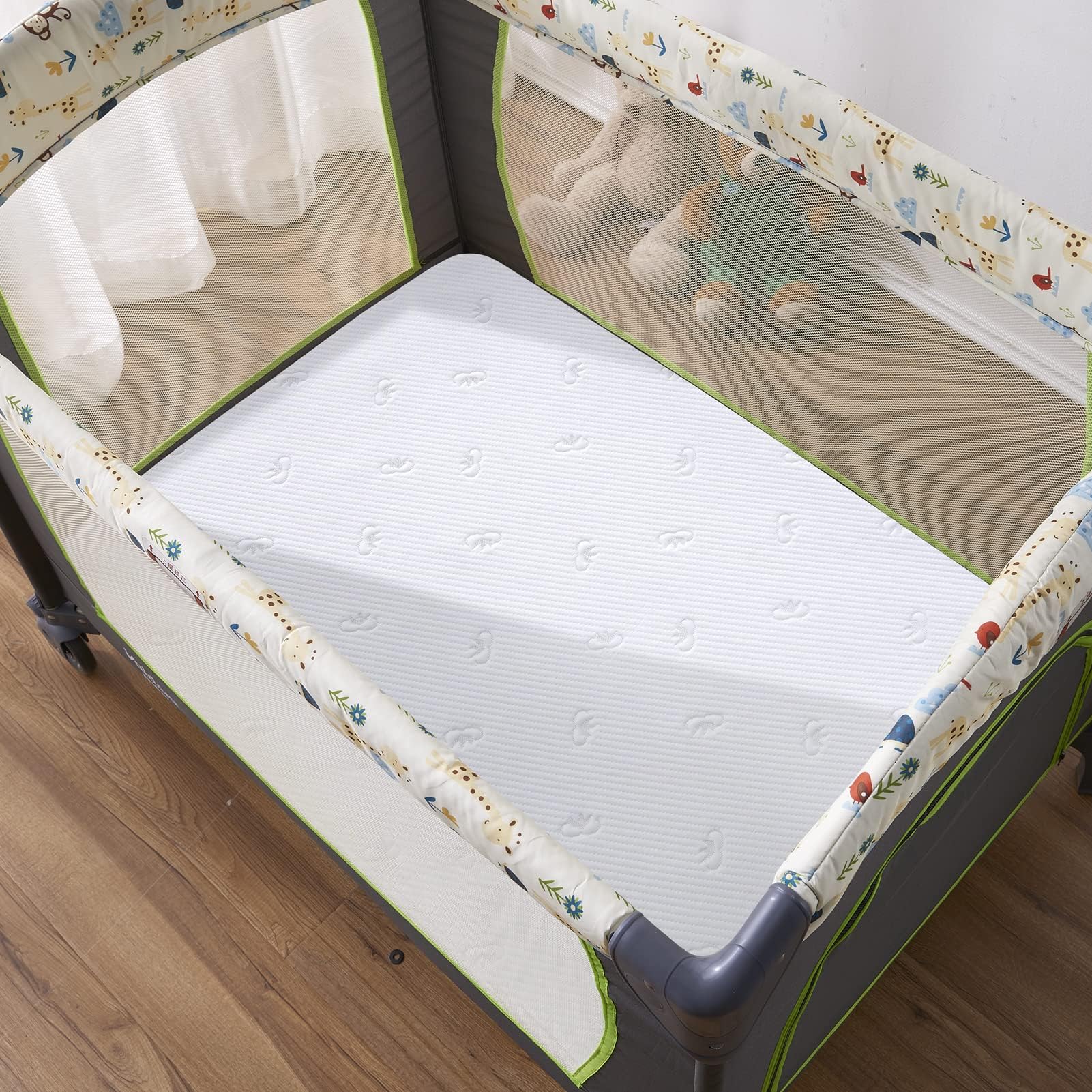 Lillibearas secure-fit elastic skirt prevents shifting during playtime.