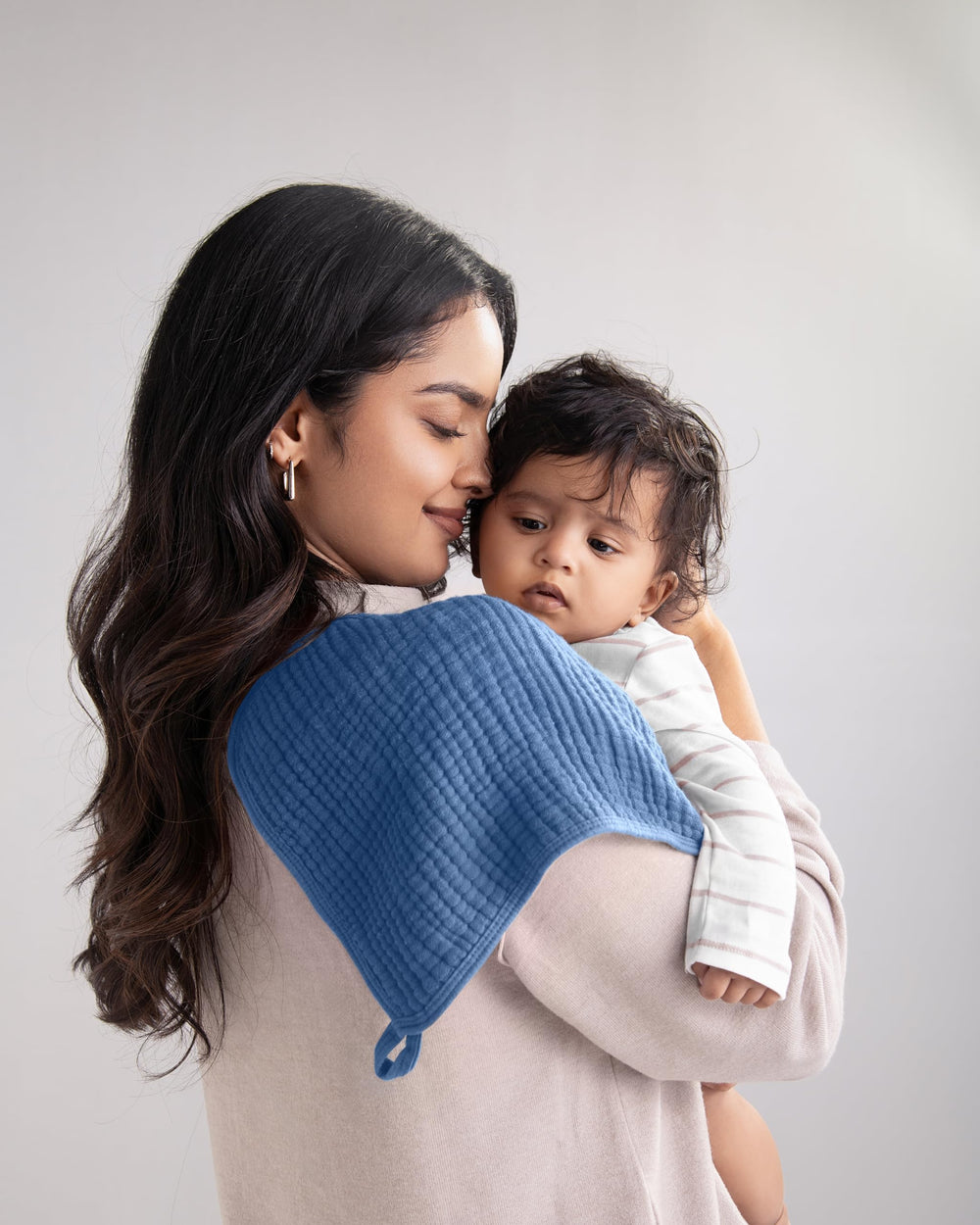 LILY O LAUREL muslin burp cloth multi-use for feeding and wipes.