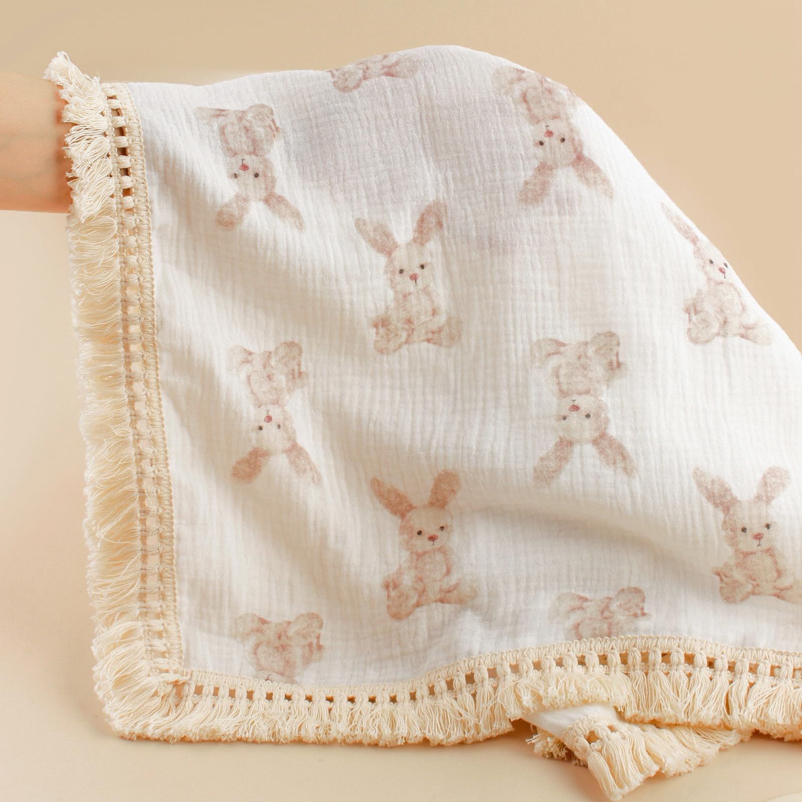 Little Jump bear-print muslin blanket with bear motif for cute baby photos.