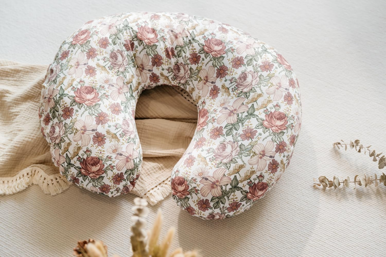 Little Jump easy-care machine-washable nursing pillow cover simplifies cleanup.