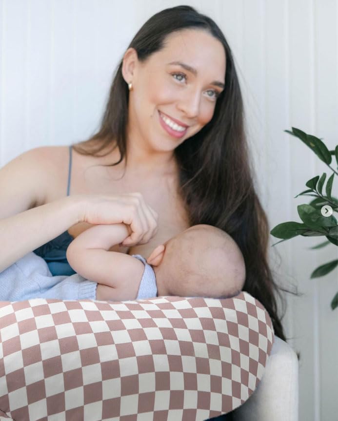 Little Jump green checkered nursing cover for quick style changes during feedings.