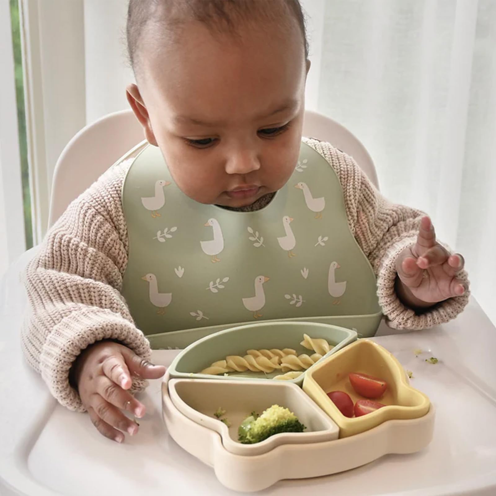 Little Rawr waterproof silicone bib keeps clothes dry.