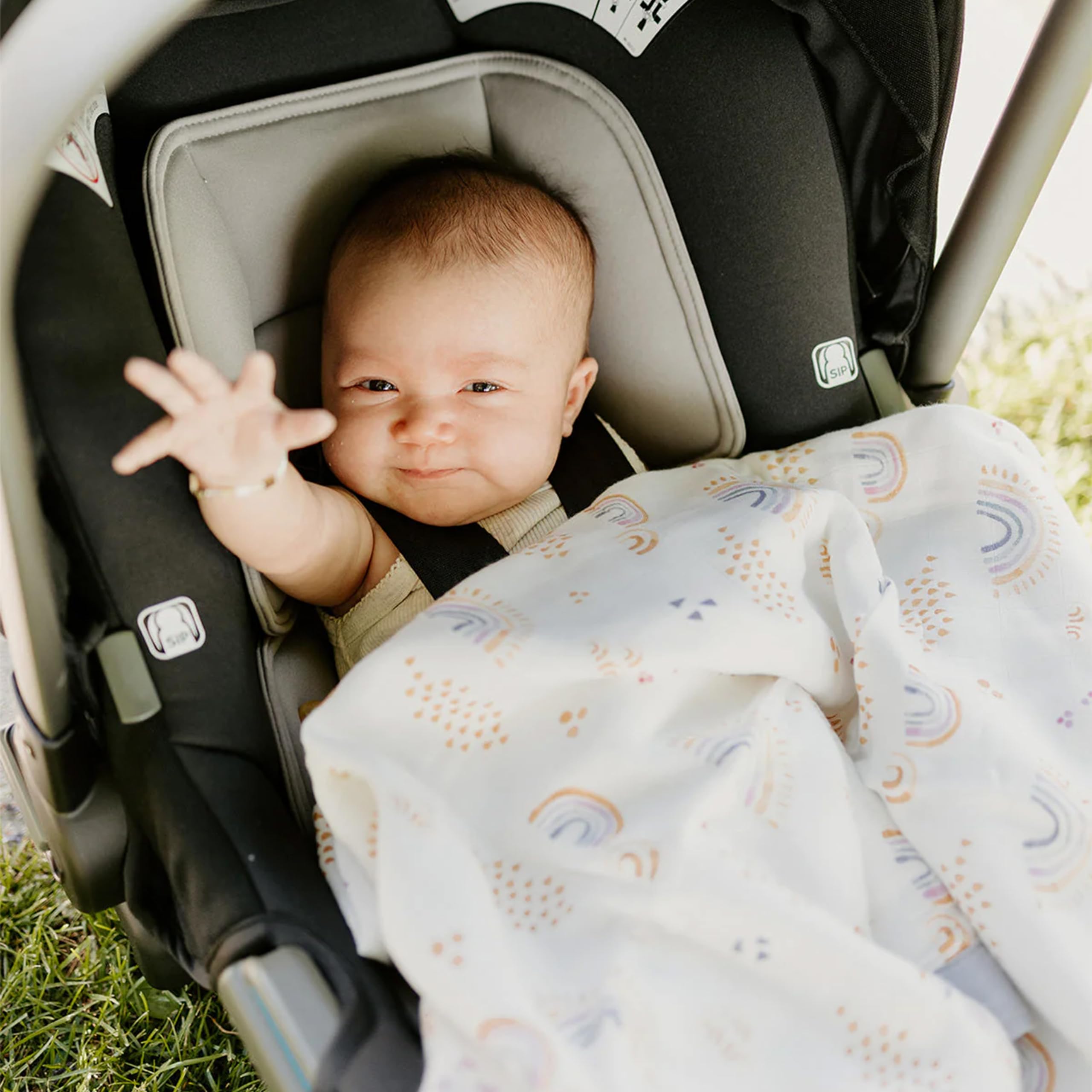 Little Unicorn Rainbows & Raindrops Deluxe Muslin Quilt layers emphasize breathable warmth with bamboo fiber comfort