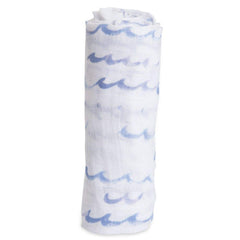 Little Unicorn swaddle setup image demonstrates easy, snug swaddling for peaceful sleep.