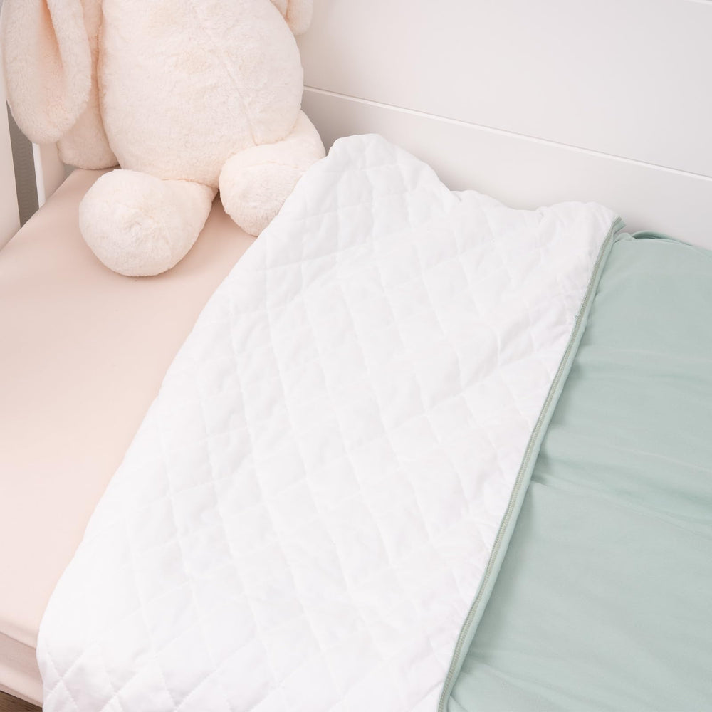 Littogoose durable machine-washable blanket stays soft after many washes.