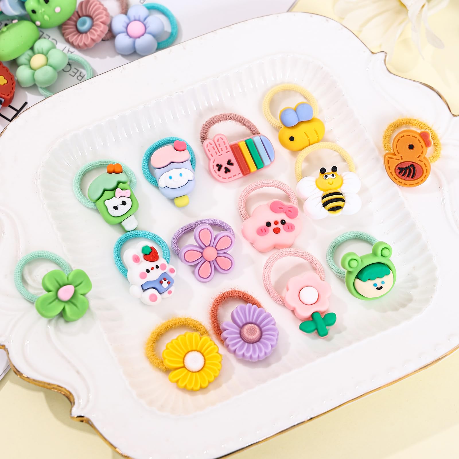 LIUCHENLIIVY flower-style hair ties add cute detail to daily hairstyles.
