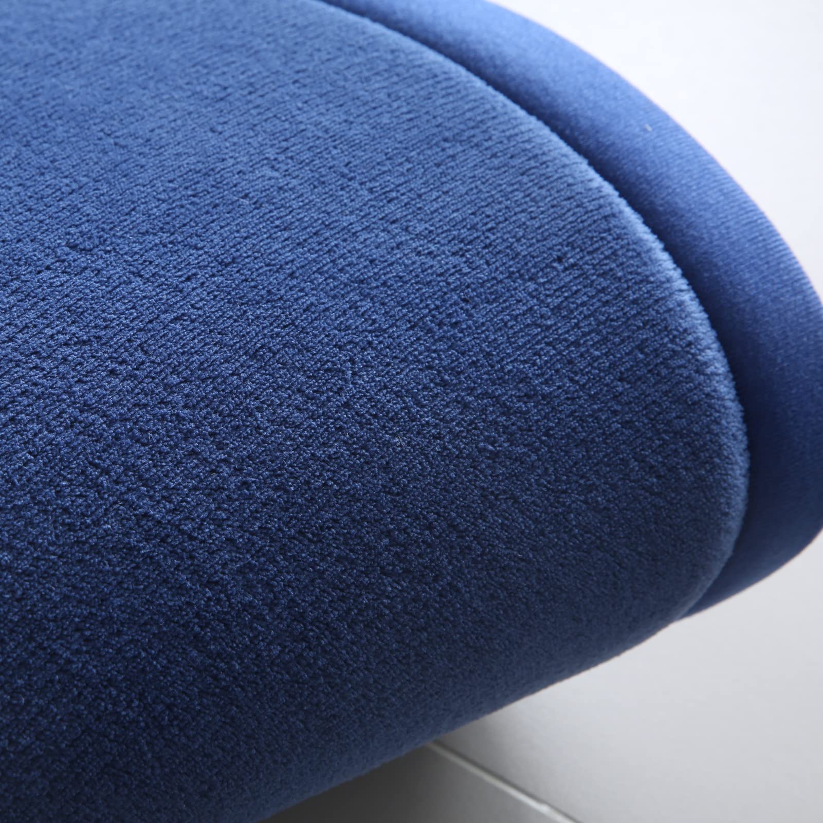 Loartee anti-slip round rug securely stays in place on floor surfaces