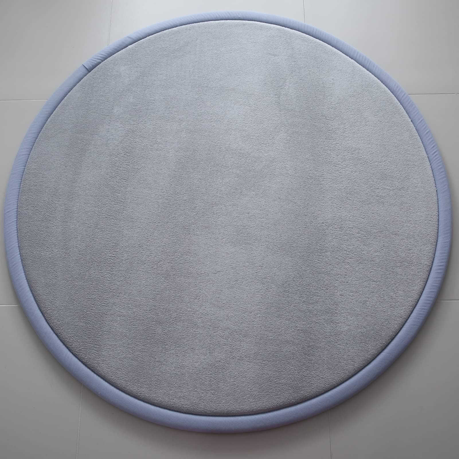 Loartee care-and-cleaning close-up, easy maintenance for the round rug.